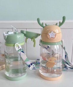 Bình uống nước cho bé có ống hút và dây đeo hình hươu -B04